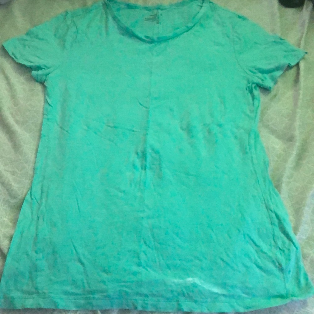 Old Navy tee shirt for women, barely wore it.